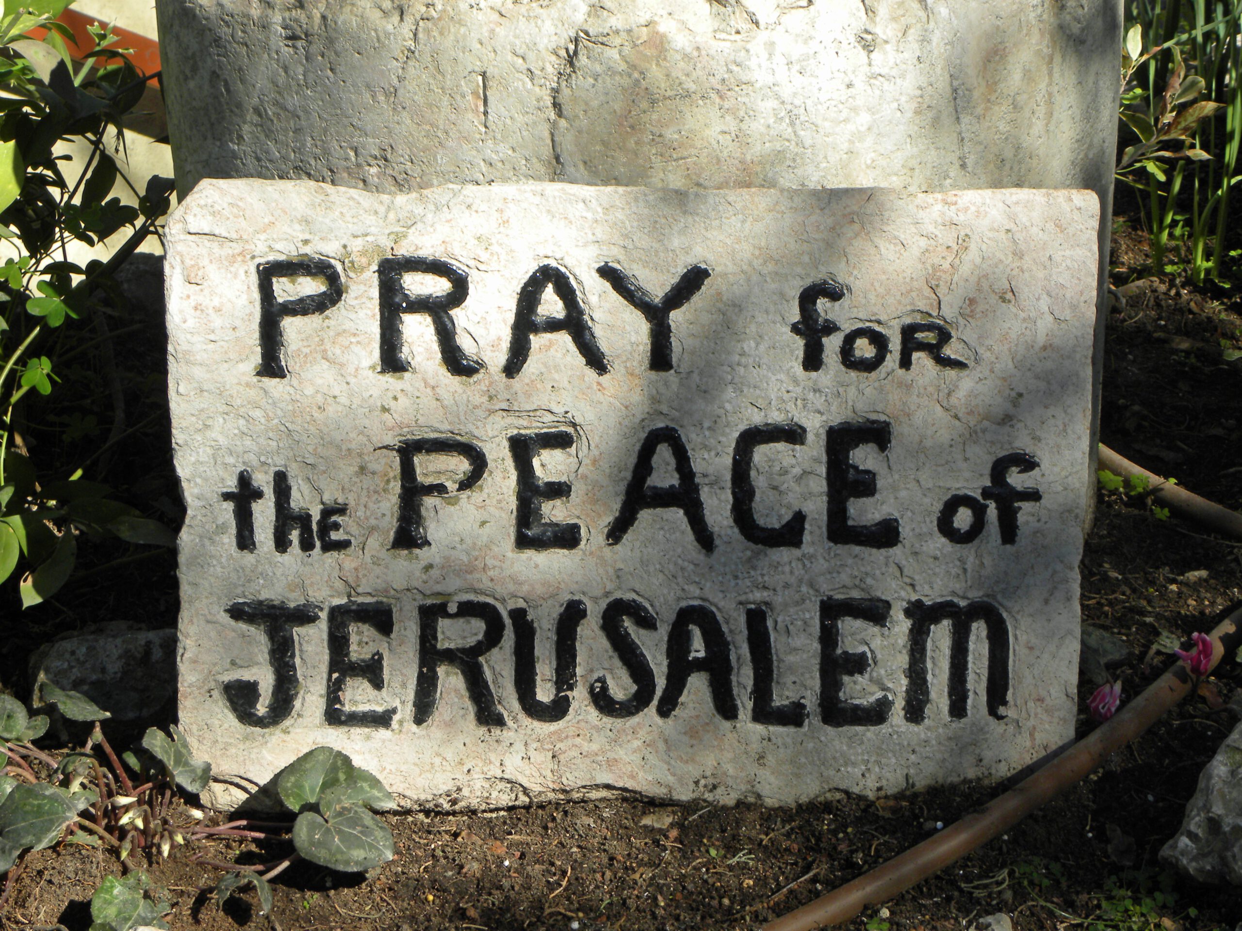 Stein mit Schriftzug "Pray for the peace...