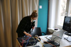 Julia Mohnicke macht einen Soundcheck am Mischpult bei der Vorstandssitzung