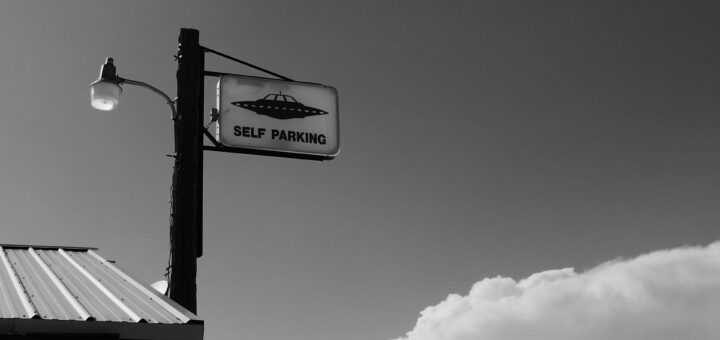 Abgebildeter Raumschiff mit Unterschrift "self parking"