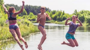 Kinder, die in einen See springen