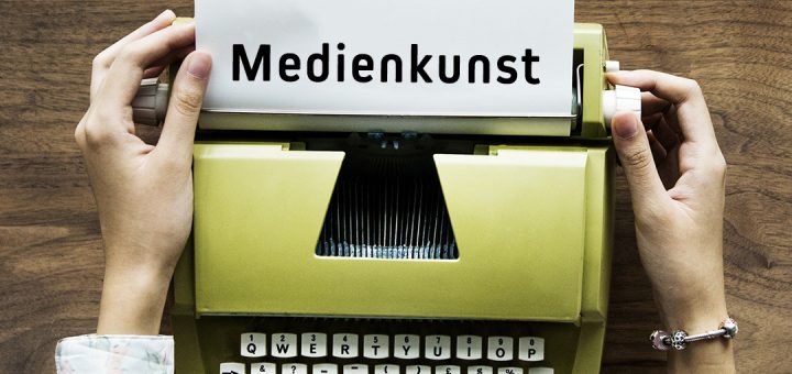 Schreibmaschine aus der ein Blatt herausragt auf dem steht: Medienkunst