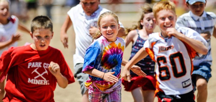 Kinder rennen um die Wette. Dies soll für eine sommerliche Aktion von Kindern und Jugendlichen stehen.