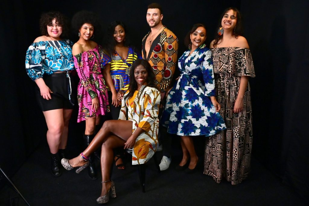 Es wird Afrikanisch inspirierte Mode präsentiert