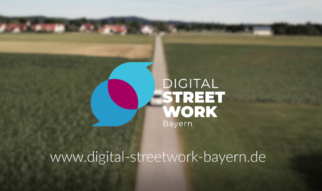 Grüne Landschaft im Hintergrund. Vorne das Logo von Digital Streetwork Bayern