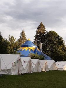 Zirkuszelt auf der Wiese in Königsdorf