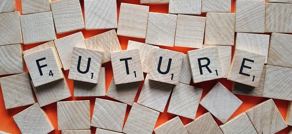 Aus kleinen Holzplättchen auf denen Buchstaben stehen, wurde das Wort "Future" geformt.