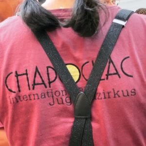 Rücken von einem Mädchen mit dem Logo vom Chapoclac 