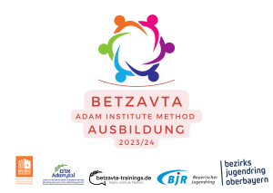 Auf dem Bild sieht man den Schriftzug "Betzavta - Adam Institute Method - Ausbildung 2023/24 und verschiedene Logos der Anbieter*innen