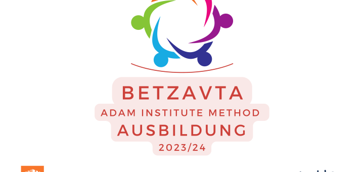 Auf dem Bild sieht man den Schriftzug "Betzavta - Adam Institute Method - Ausbildung 2023/24 und verschiedene Logos der Anbieter*innen