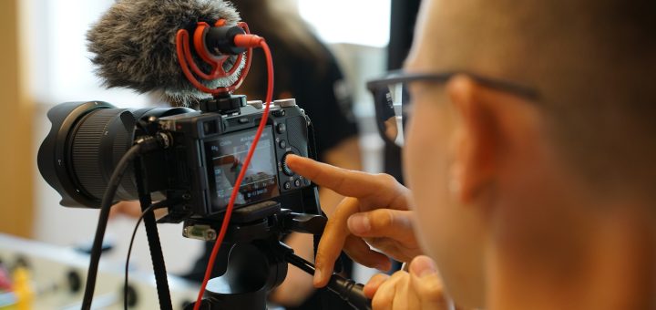 Junger Filmschaffender mit Kamera