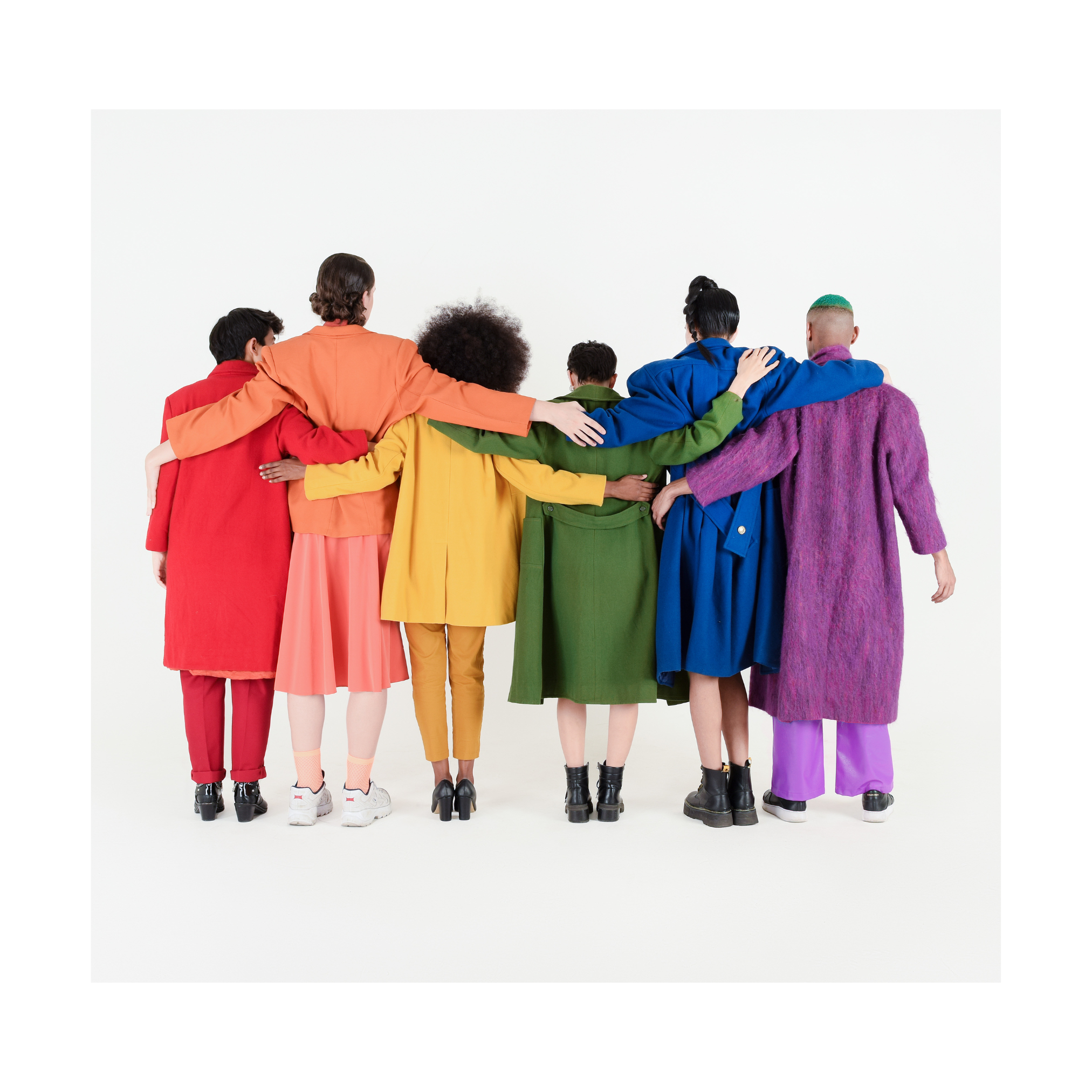Auf dem Bild sieht man eine Gruppe von Menschen, die in regenbogenfarben angezogen ist.
