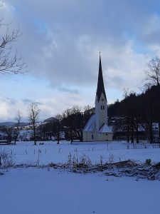 Kirche in winterlicher Landschaft
