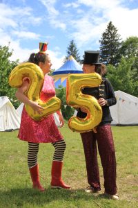 Sabrina und Caro mit 25 Jahre Luftballons